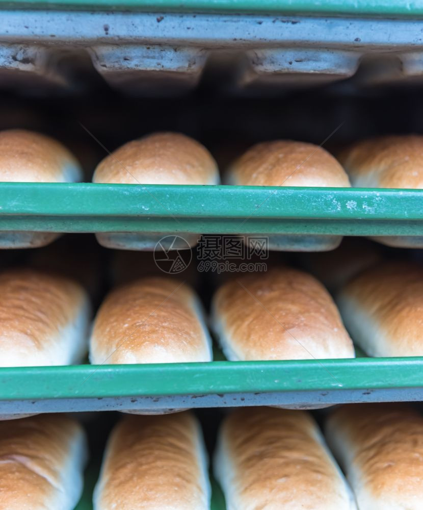 面包店展出时售的有新鲜烤白小麦面包的篮子有新鲜烤白小麦面包的篮子图片