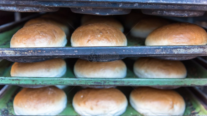 面包店展出时售的有新鲜烤白小麦面包的篮子有新鲜烤白小麦面包的篮子图片