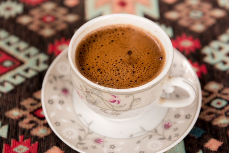 在土耳其传统地毯上的一个杯子摆放着土耳其传统咖啡图片