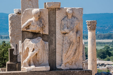 塞普蒂米乌斯2017年8月日在土耳其伊兹米尔塞库克的埃菲苏斯古老城的梅米乌斯纪念碑背景