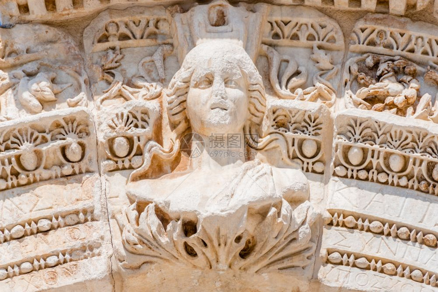 在土耳其伊兹米尔省塞库克的埃菲苏斯古老城市在土耳其伊兹米尔省库克的埃菲苏斯古老城市有大理石的救济在美杜萨的图象中有阿坎斯叶的装饰图片