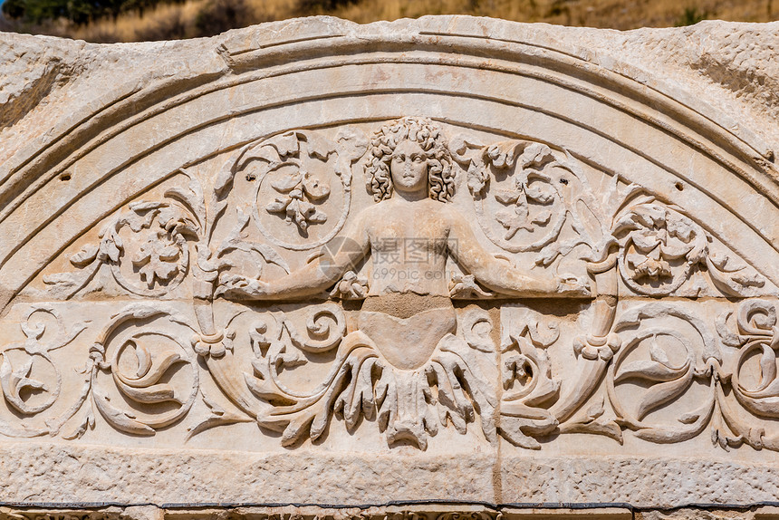 在土耳其伊兹米尔省塞库克的埃菲苏斯古老城市在土耳其伊兹米尔省库克的埃菲苏斯古老城市有大理石的救济在美杜萨的图象中有阿坎斯叶的装饰图片