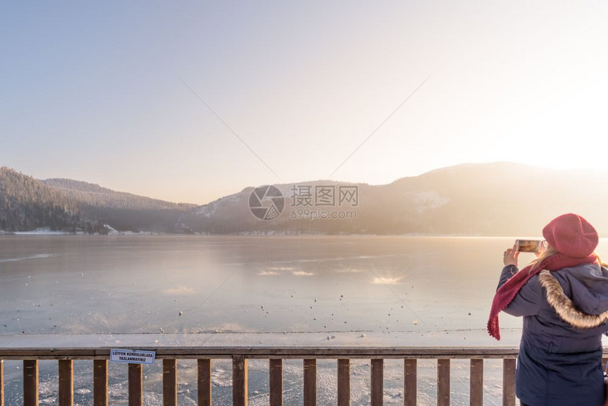 不明身份的妇女拍摄土耳其博卢Golcuk公园的Abant湖照片土耳其博卢Golcuk公园的FlcukAbant湖被冻结图片