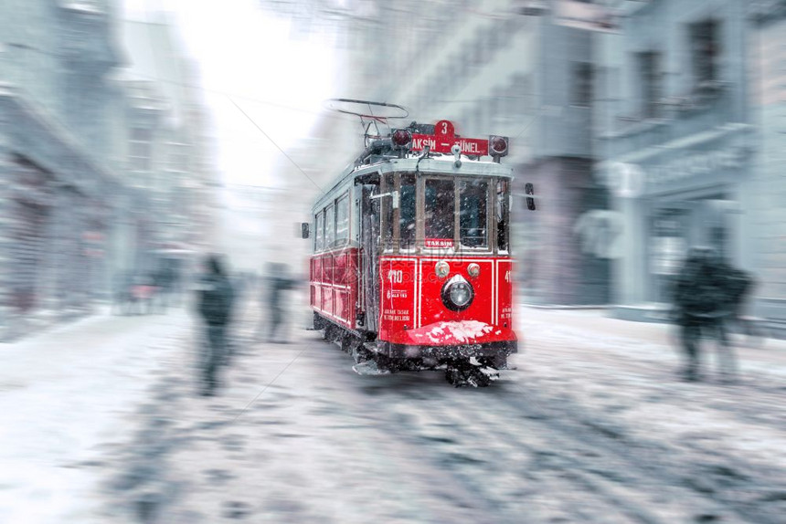 运动模糊在土耳其伊斯坦布尔的BeyogluIstiklal街下雪时人们在日常生活中怀旧的红色外线和人们的眼中图片