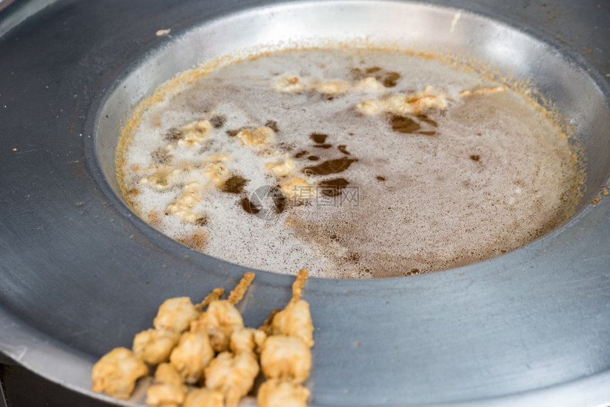 土耳其式切碎的贝Midyetava在土耳其伊斯坦布尔街上一个特制锅里用深油炸成的土耳其式切碎贝Midyetava图片
