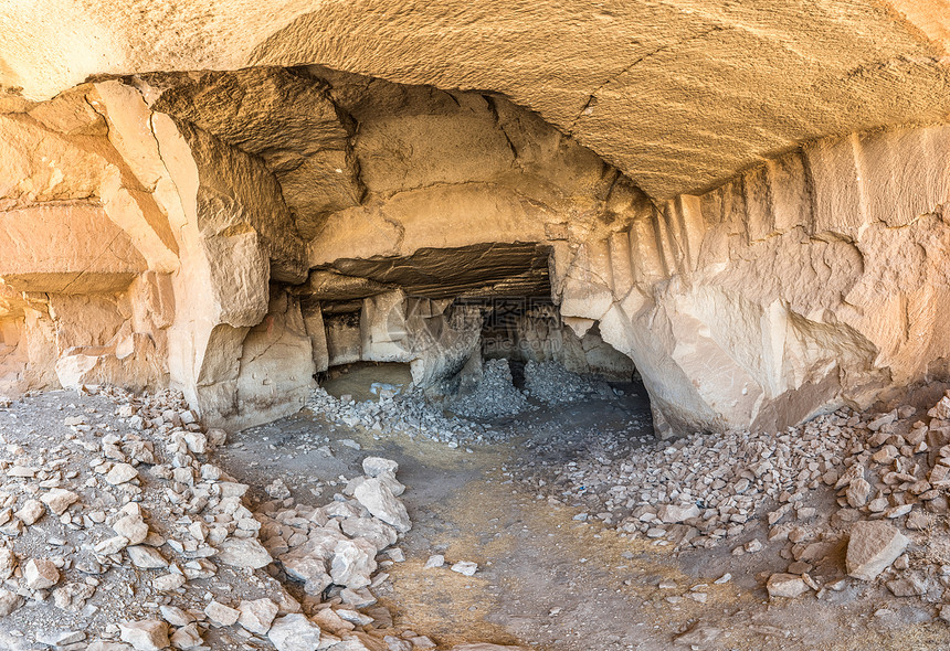 在土耳其Sanliurfa的Harran开采石块的Bazda洞穴内观图片