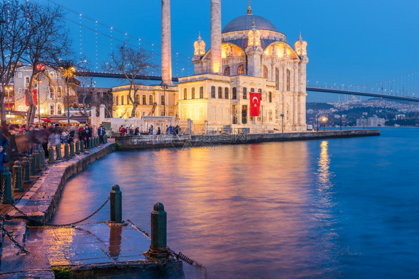 Ortakoy清真寺外观7月15日烈士大桥或非正式的Bosphorus大桥也称为第一位于土耳其伊斯坦布尔2018年月3日Orta图片