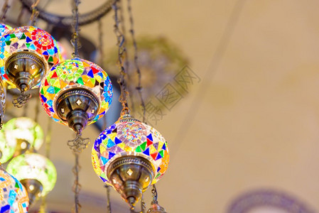 挂在纪念品店出售的土耳其传统彩色手制灯和笼背景图片