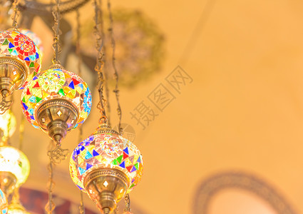 挂在纪念品店出售的土耳其传统彩色手制灯和笼背景图片
