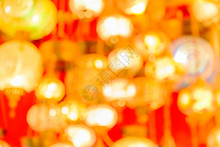 开斋节灯笼挂在纪念品店出售的土耳其传统彩色手制灯和笼背景