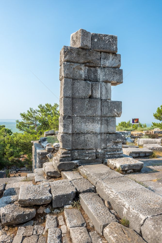 古希腊城阿塞纳寺的废石土耳其波里内奥克艾丁古希腊城普里内古希腊城的废石图片