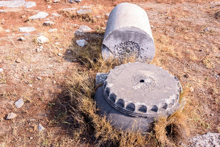 倒塌的大理石在古希腊城市普里恩索克艾丁土耳其古希腊普里恩城遗址图片