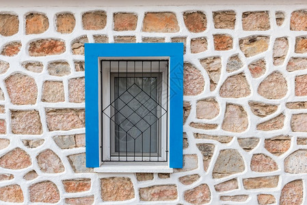 在土耳其博德鲁姆看到有白石墙背景的蓝和白木窗高清图片