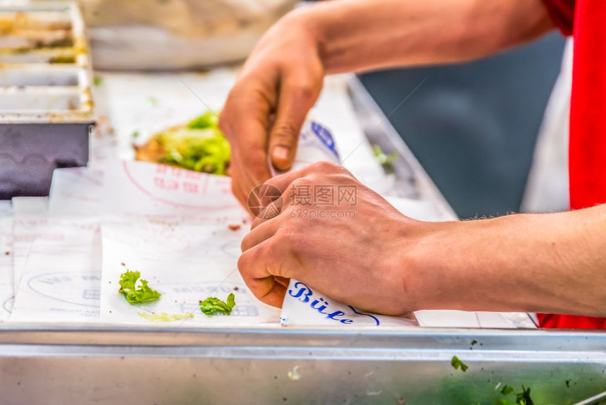 男人手准备烤美味的肝脏土耳其什锦串在拉瓦什服务手工制作美味烤猪肝土耳其什锦串图片