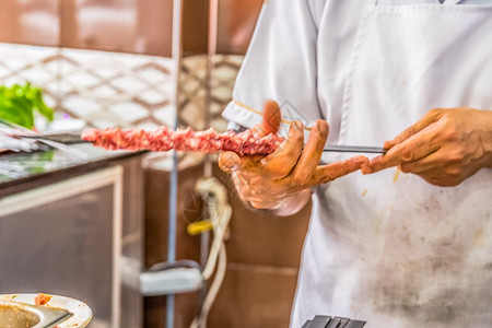手工制作传统美味的土耳其羊肝串串手工制作传统美味土耳其烤肉串串图片