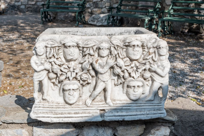 土耳其圣彼得堡或博德鲁姆城的古罗马大理石雕塑或块的详情图片