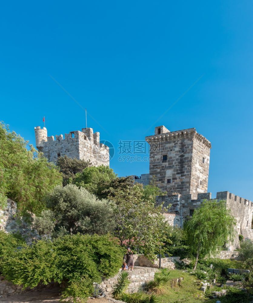 身份不明的人在土耳其圣彼得城堡或博德鲁姆行走和探索2017年8月3日土耳其图片