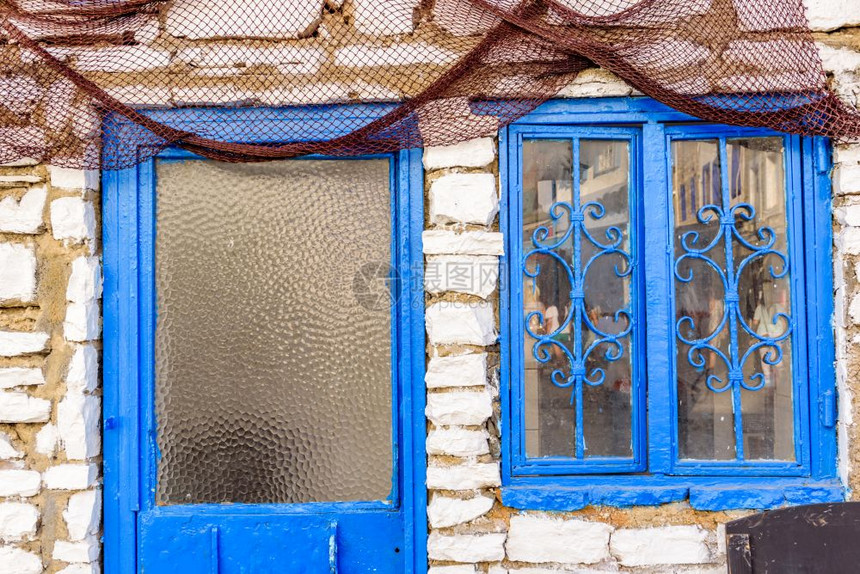 土耳其博德鲁姆的蓝门和窗白石墙背景的蓝色门和窗土耳其博德鲁姆的传统地中海住房图片
