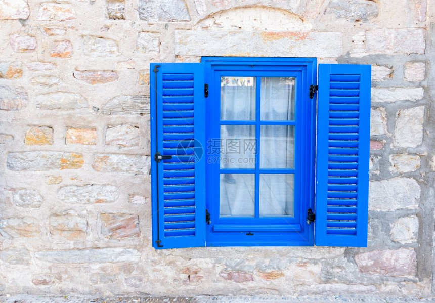 土耳其博德鲁姆的蓝窗和白石墙背景土耳其博德鲁姆的传统地中海住房图片