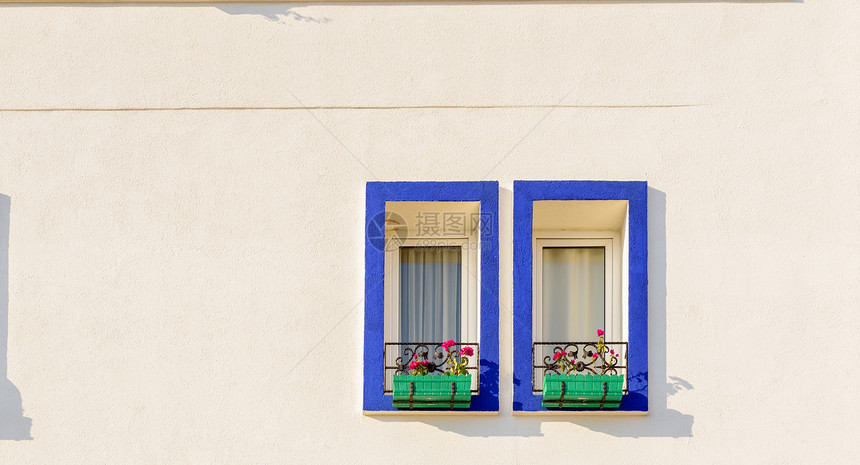 土耳其博德鲁姆的蓝窗和白石墙背景土耳其博德鲁姆的传统地中海住房图片