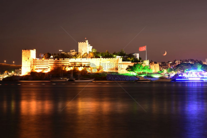 土耳其博德鲁姆镇的圣彼得城堡夜景图片