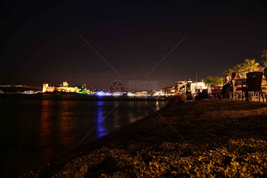 圣彼得城堡或博德鲁姆在土耳其博德鲁姆镇的夜景图片