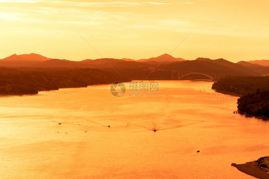 克罗地亚Sibenik海岸的船舶或轮在海上日落或轮在海上日落或轮在海上日落图片