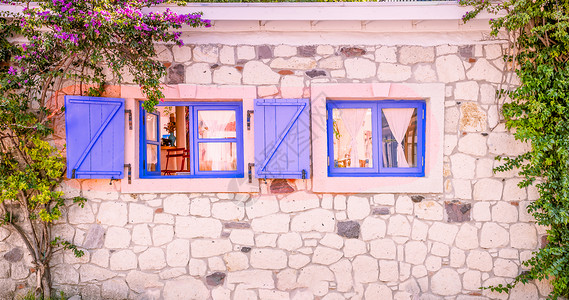 小旧木窗在土耳其伊兹米尔的阿拉卡提Alacati看到两个蓝色小型开木窗周围有绿色植物背景