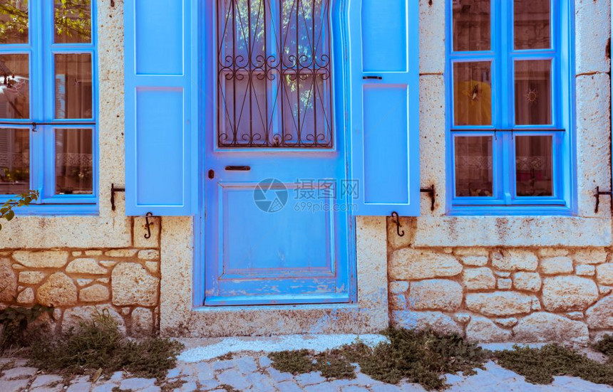图尔夸斯彩色木制门和窗在土耳其阿拉卡提有白石墙背景图尔夸斯彩色门和窗图片