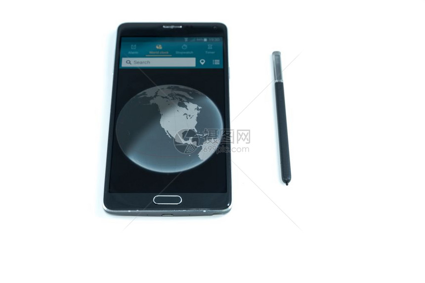 大黑智能手机及其触摸笔在孤立的白色背景上使用应程序图片