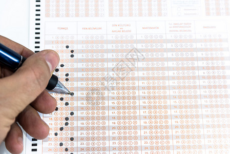 人手标记在测试分表上用铅笔填答案在测试记分表上用铅笔标答案图片