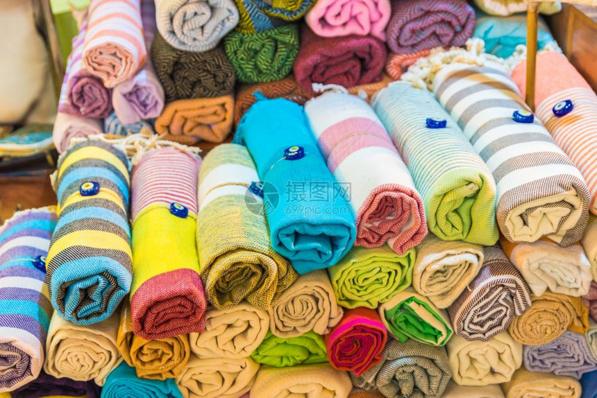 土耳其伊斯坦布尔大巴扎销售的彩色传统丝绸头巾或披和织物图片
