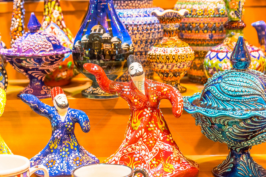 在土耳其伊斯坦布尔大集市销售的土耳其传统陶瓷纪念品收藏多彩陶瓷纪念品在土耳其伊斯坦布尔大集市销售的土耳其传统陶瓷收藏品在伊斯坦布图片