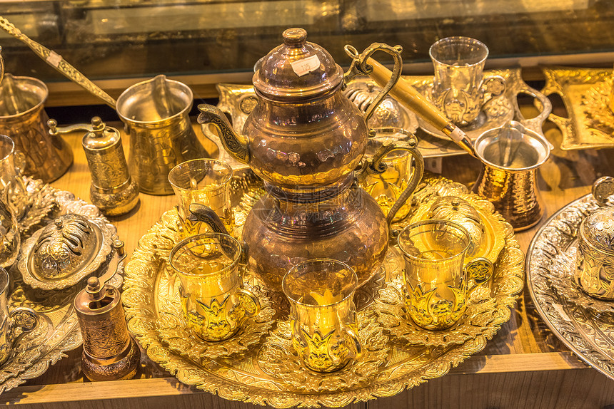 土耳其传统手工制造的银或铜茶套供在土耳其伊斯坦布尔埃及和大集市出售图片