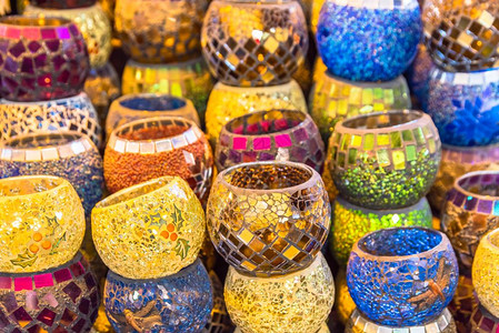 在土耳其伊斯坦布尔大集市出售的土耳其传统陶瓷碗收藏品有色陶瓷纪念品图片