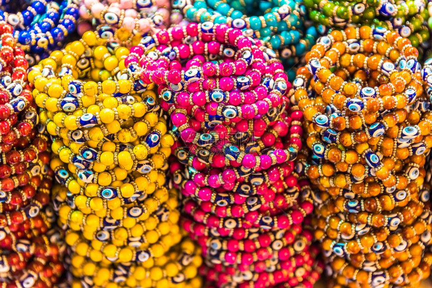 土耳其传统彩色珠子手镯用玻璃制成在土耳其集市出售图片