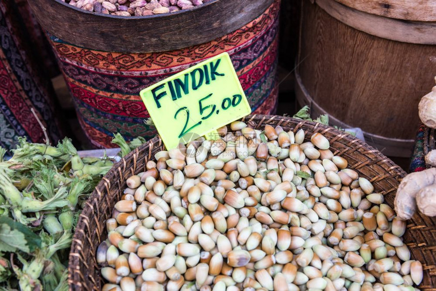 果子中绿色的栗在贝壳中出售Hazelnuts25土耳其里拉写在价格标签上Fresh收成坚果在韦克篮子中最接近图片