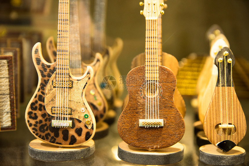 许多经典的彩木玩具吉他挂在商店展厅的墙上伊斯坦布尔大集市的背景图案许多经典的彩木玩具吉他挂在伊斯坦布尔大集市的墙上图片