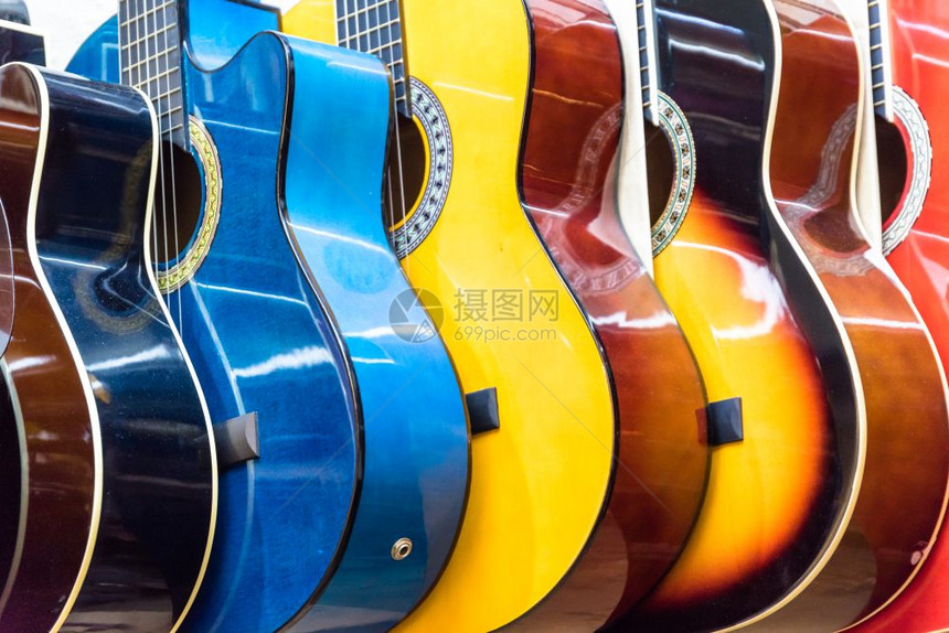 许多经典的木制吉他挂在仓库展厅的墙上伊斯坦布尔大集市的背景图案图片
