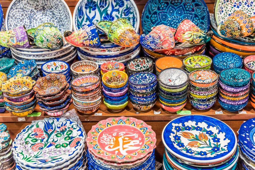 在土耳其伊斯坦布尔大集市销售的土耳其传统陶瓷收藏品有色陶瓷纪念品在伊斯坦布尔大集市销售的土耳其传统陶瓷图片