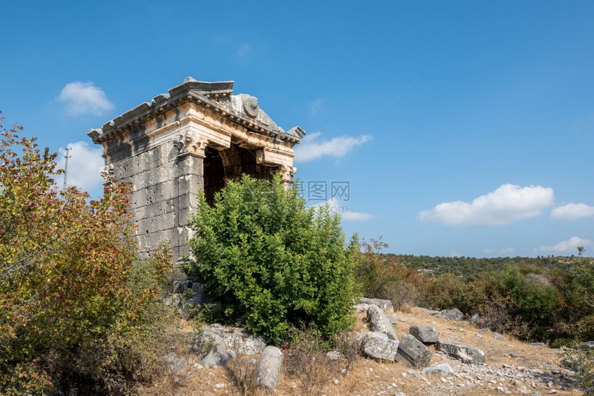 位于土耳其梅尔辛SilifkeDemircili村的Demircili纪念墓的外部视图f位于SilifkeDemircili村的图片