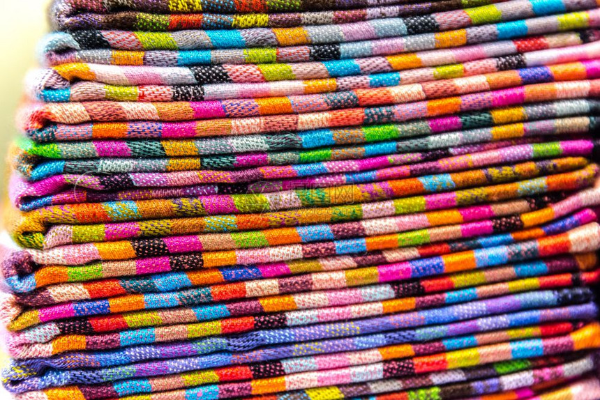 传统多彩丝绸卡什米尔头巾或披和织物由土耳其伊斯坦布尔集市摊铺的堆叠背景构成丝绸卡什米尔头巾或由堆叠组成的围巾和织物图片