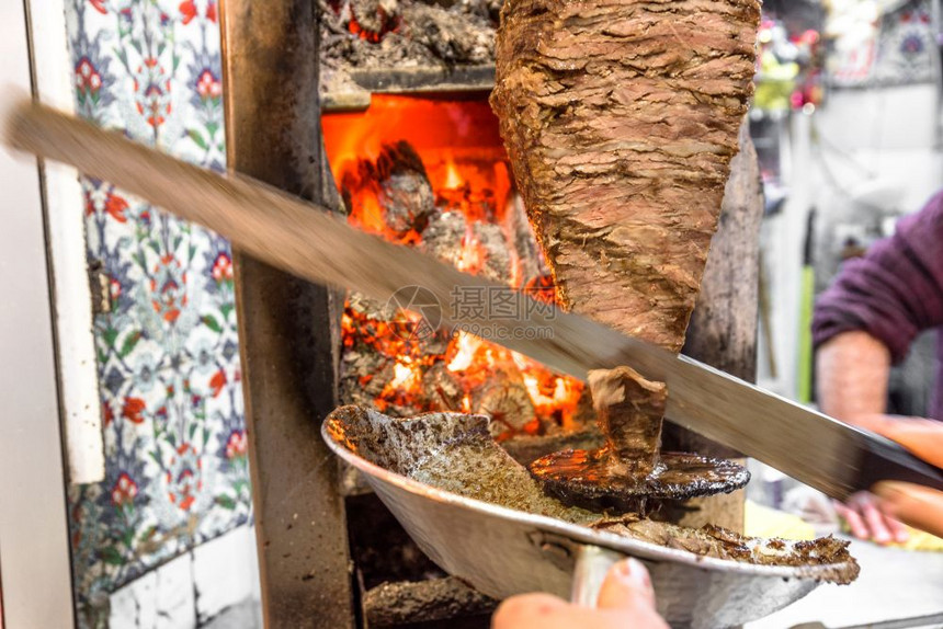 果冻羊肉传统在土耳其伊斯坦布尔不锈钢烧烤机中供应不锈钢烧烤机中供应传统肉或烤三明治图片