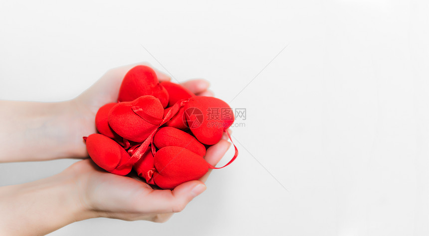 女手握着许多小型泡沫心脏形状Valentine现身心在手ValentinelovefamilyfiscipleTop视图带有复制图片