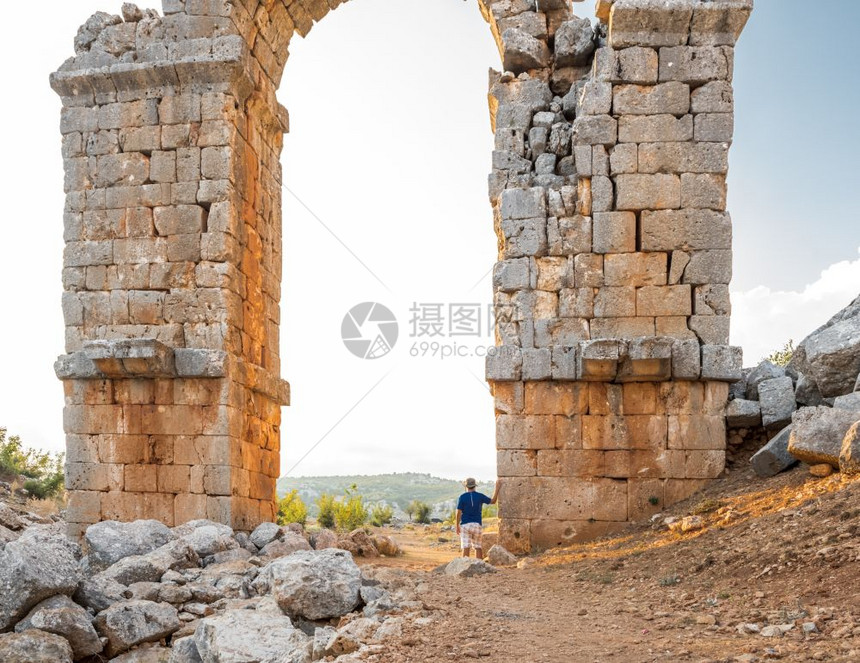 不明身份的人参观和探索奥尔巴古城位于土耳其锡里夫克梅辛土耳其奥尔巴古城土耳其图片