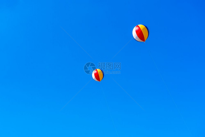 与蓝色天空相对的大多彩球用于编辑的复制空间与蓝色天空相对的大彩球图片