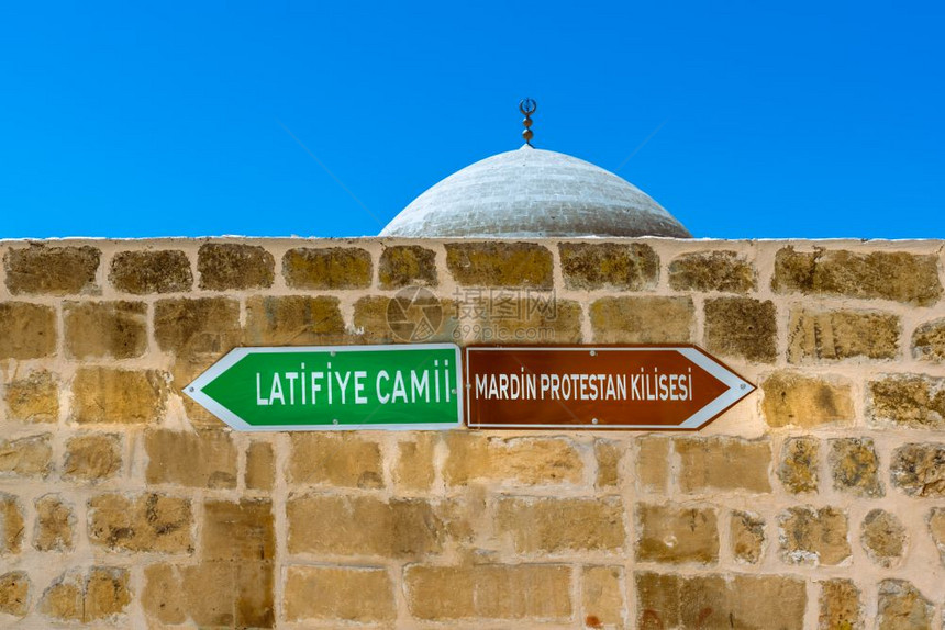 拉蒂菲耶清真寺和马尔丁新教堂的标志牌显示方向这些教堂是土耳其马尔丁的民众点拉蒂菲耶清真寺和马尔丁新教堂的标志牌显示方向图片