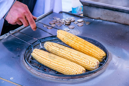 许多RawCorns在摊位上被烤图片