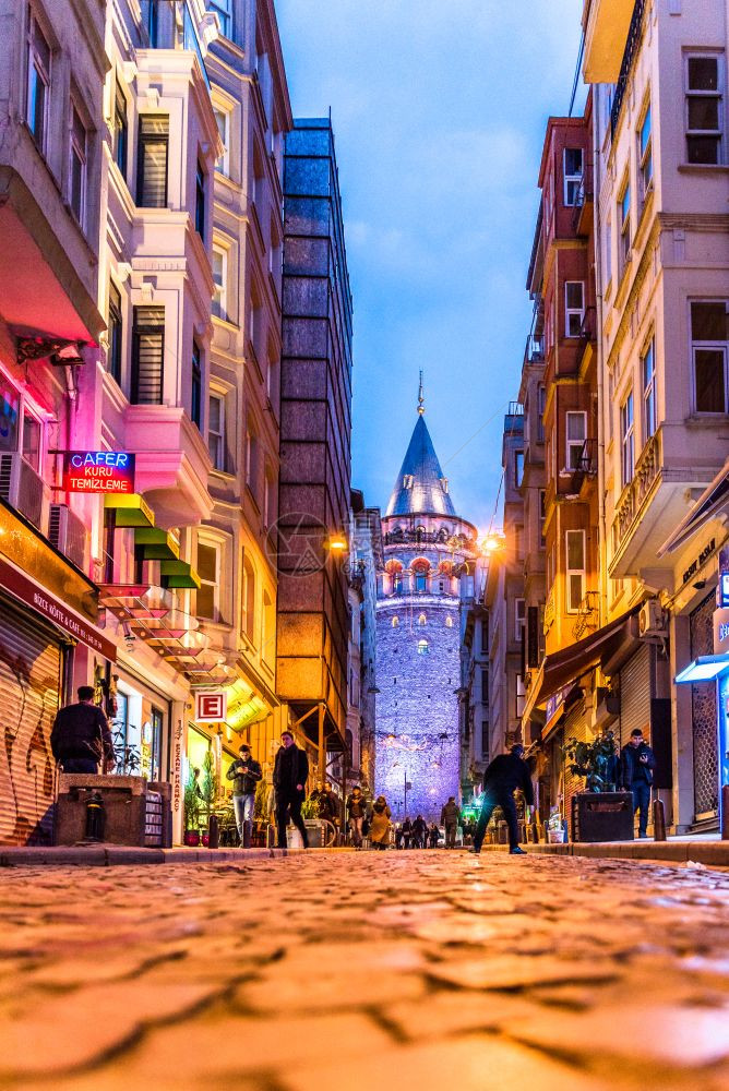 2017年3月日土耳其伊斯坦布尔的古老Galata塔mediaval地标建筑古老的狭窄街道与古老的Galata塔土耳其Galat图片