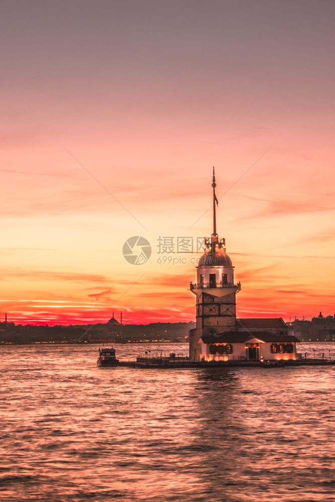 知名的中世纪塔建筑灯塔和Bosphorus土耳其伊斯坦布尔著名的中世纪塔建筑图片